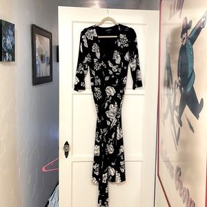 Fashionable & like new Ralph Lauren. Perfect for back to the office. Wrap-style.